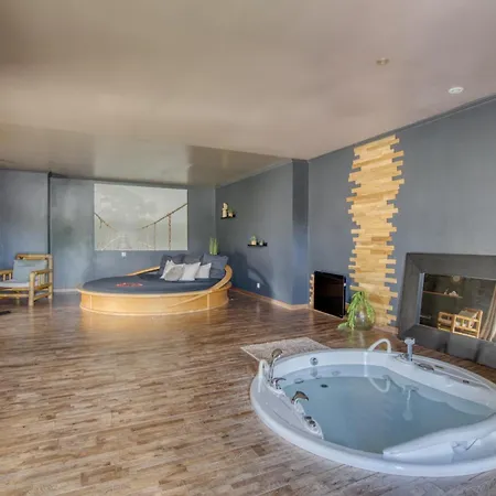 Ignazio Avec Jaccuzi Lit Rond Et Jardin Avec Piscine 3*